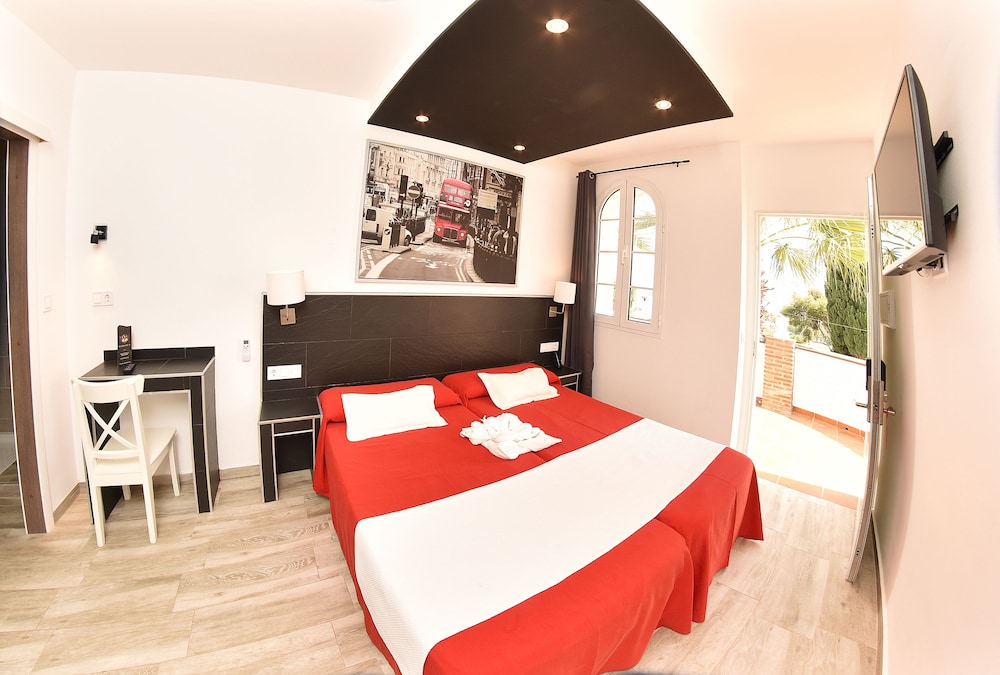 Standard Double Room with Free Airport Shuttle - Photo 3
