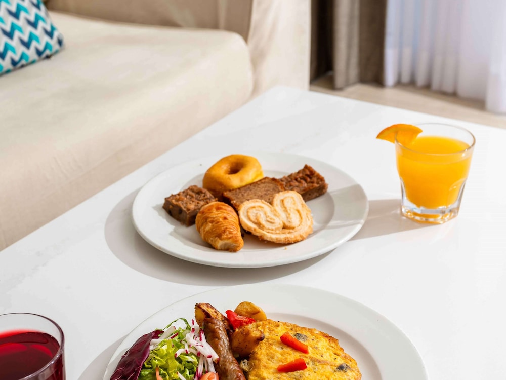 Suite, 1 King Bed, Pool View (swim-out Junior Suite)