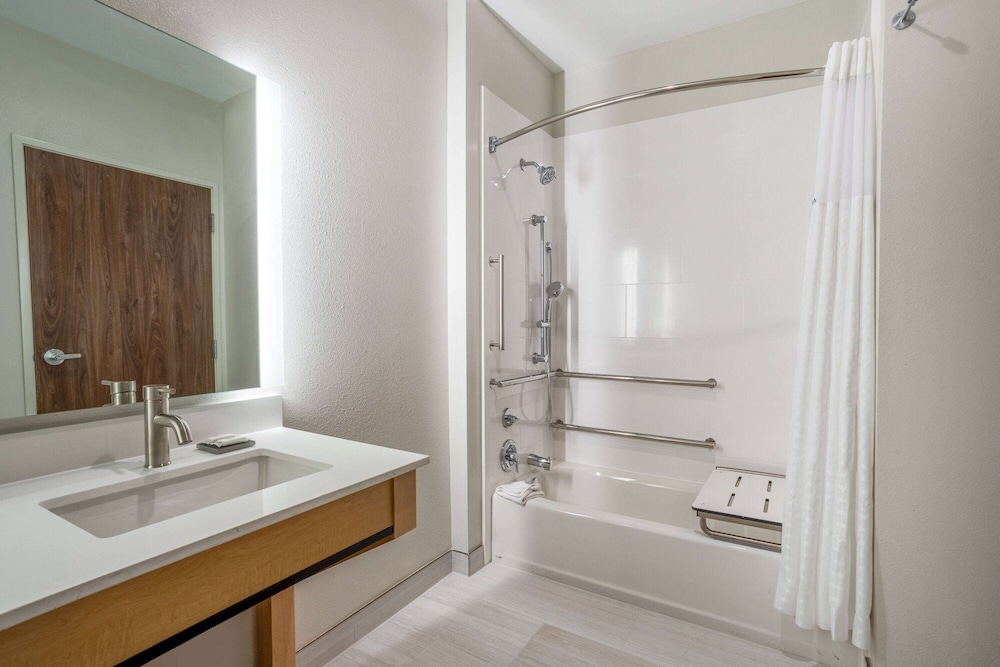 Room, 1 King Bed, Accessible, Non Smoking (Accessible Tub with Grab Bars) - Photo 5