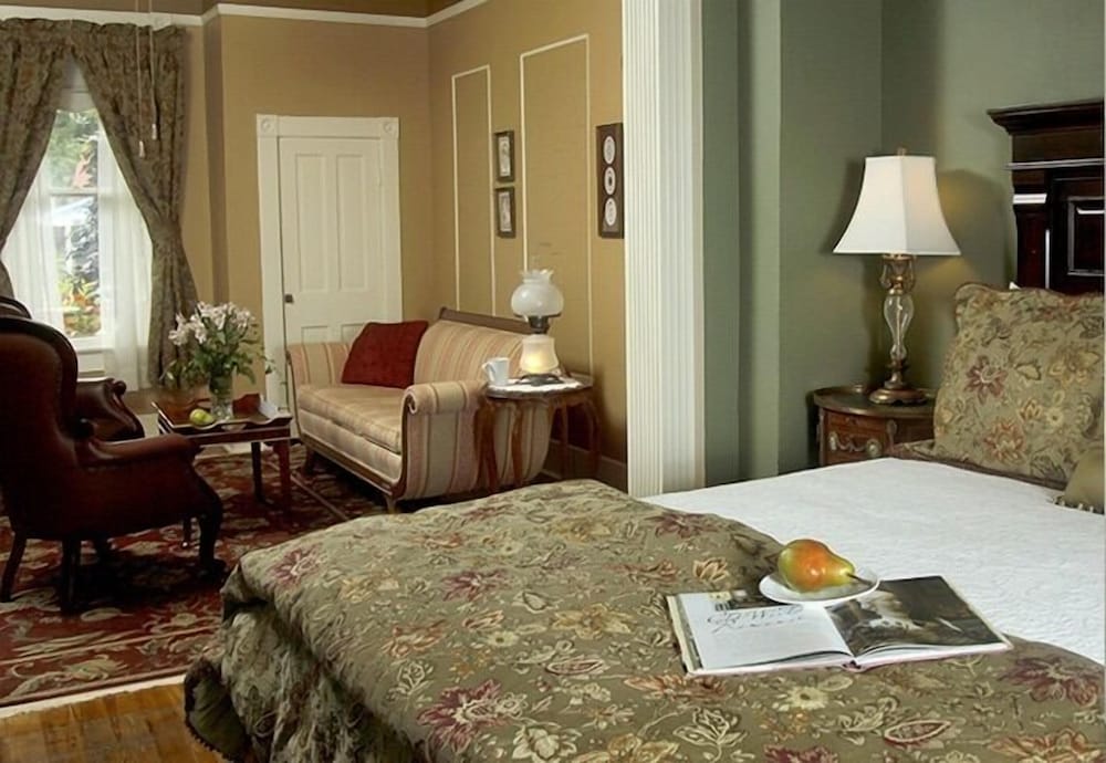Superior Suite, 1 King Bed, Private Bathroom (Floral Bouquet Suite - 2nd Floor) photo 1