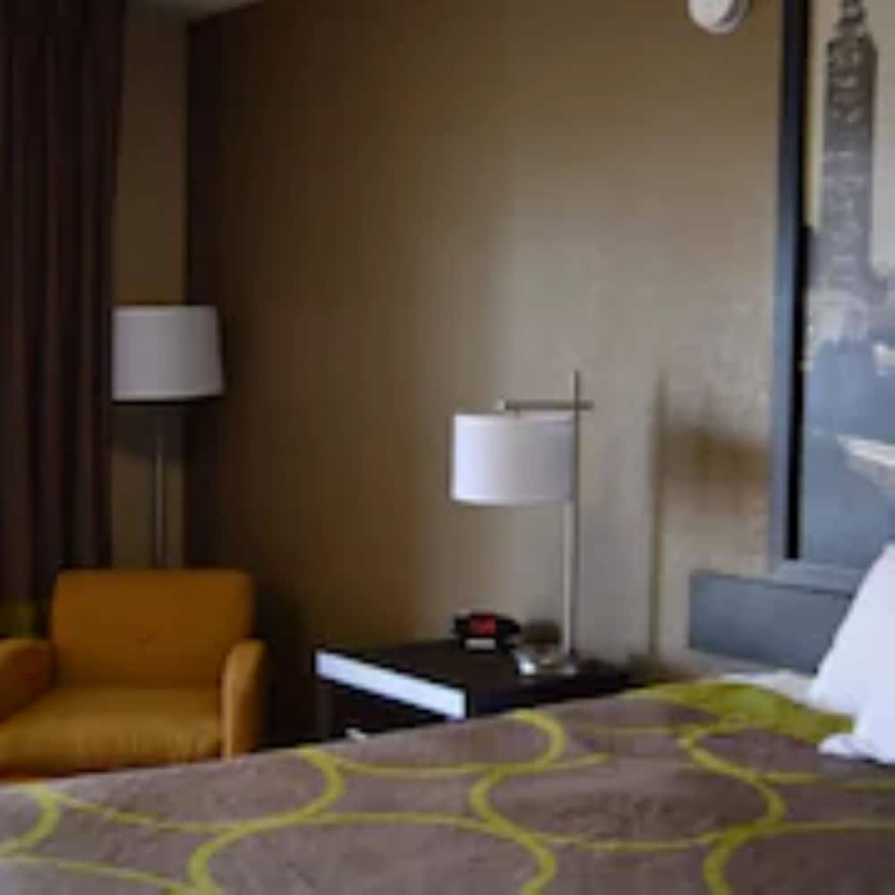 Standard Room, 1 Queen Bed, Smoking - Photo 8
