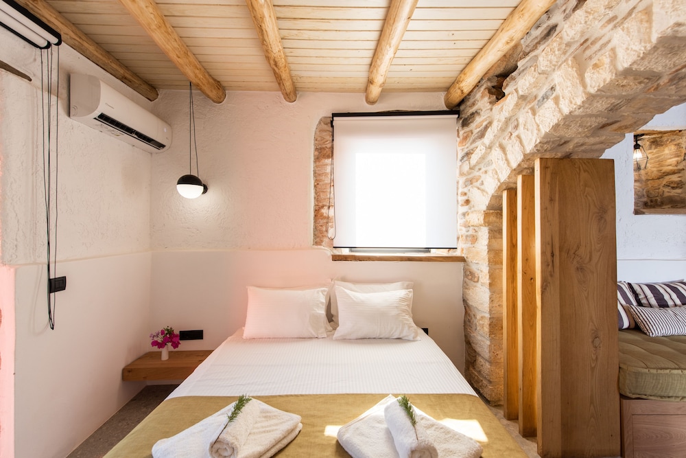Rock & Roll Suite With Private Pool & Jacuzzi photo 3