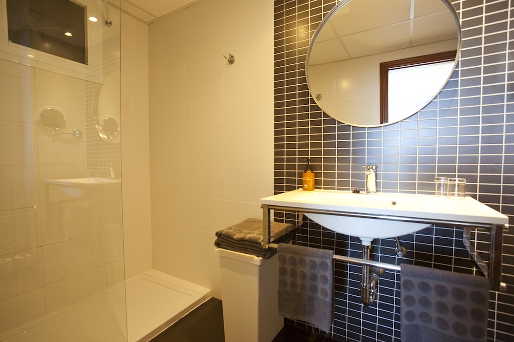 Classic Double Room, Balcony, City View thumbnail 5