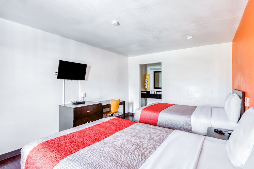 Room, 2 Double Beds - Photo 4