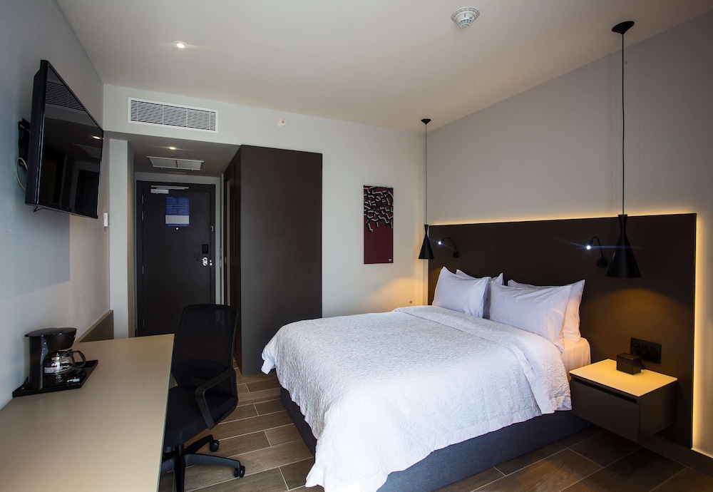 Room, 1 Queen Bed, Non Smoking, Refrigerator - Photo 2