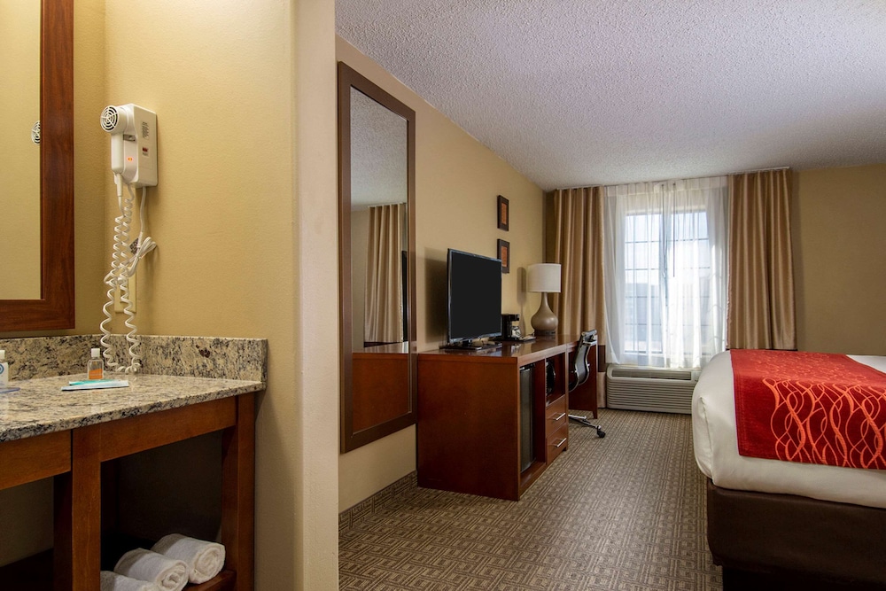 Standard Room, 1 King Bed, Non Smoking - Photo 1