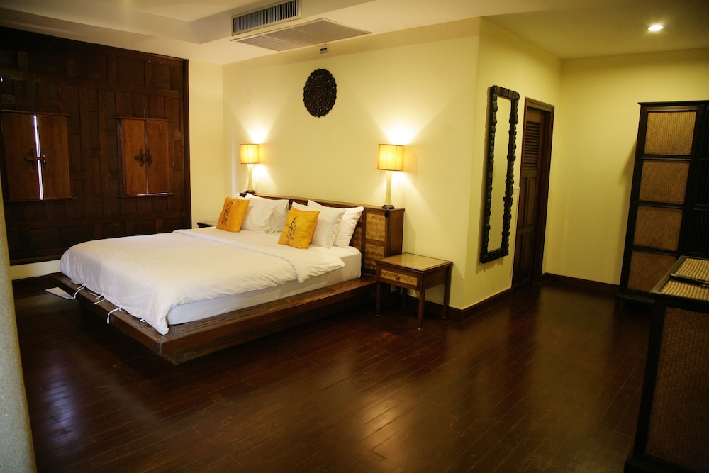 Executive Suite - Photo 1