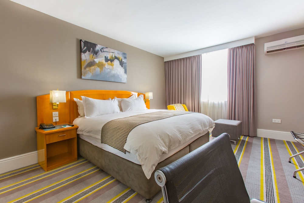 Standard Room, 1 King Bed, Accessible - Photo 4