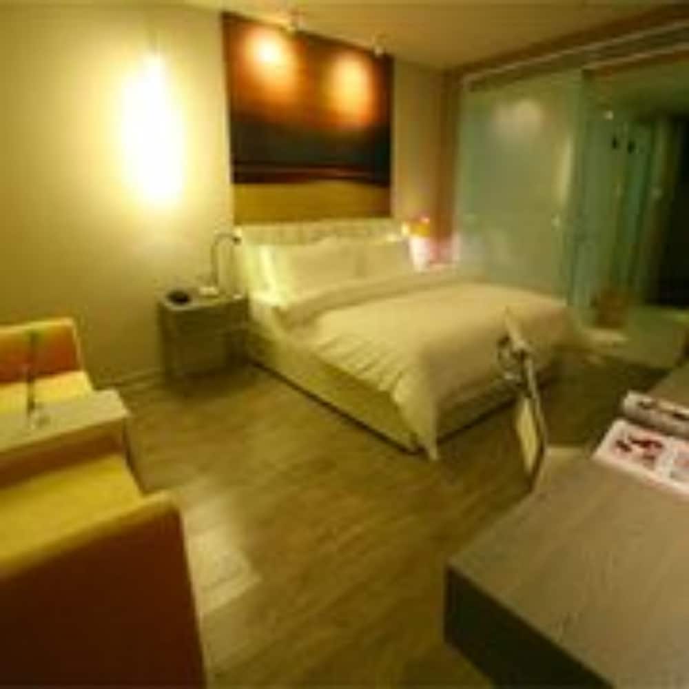Double Room (Very Sassy)