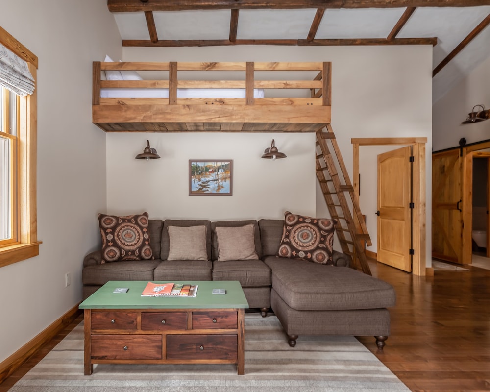 Deluxe Suite, Multiple Beds - Photo 4