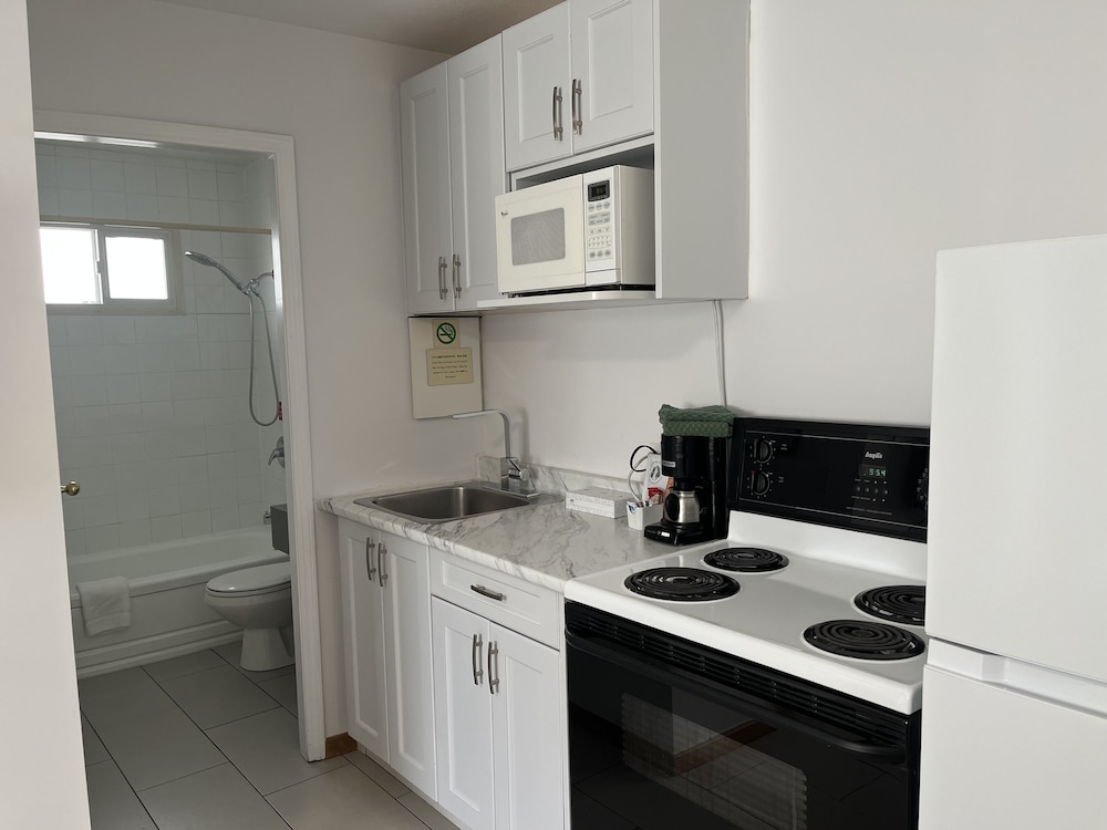 Suite, 1 Bedroom, Kitchen photo 2