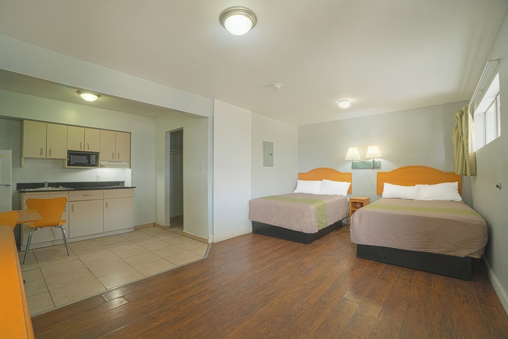 Room, 2 Double Beds, Smoking, Kitchen photo 2