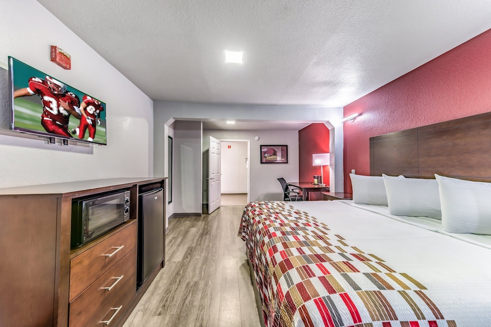 Deluxe Room, 1 King Bed (Smoke Free) - Photo 4