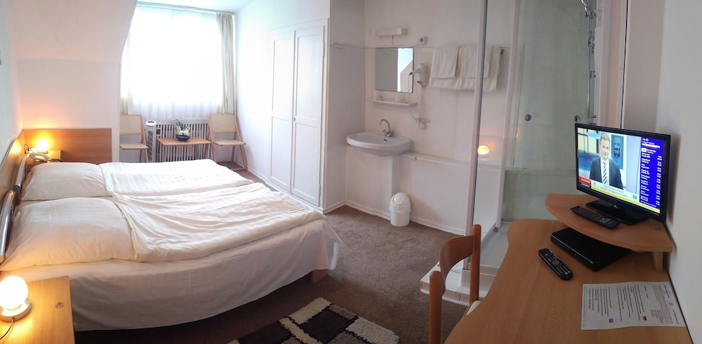 Budget Double Room (shower and sink in room, shared toilet on floor) photo 1