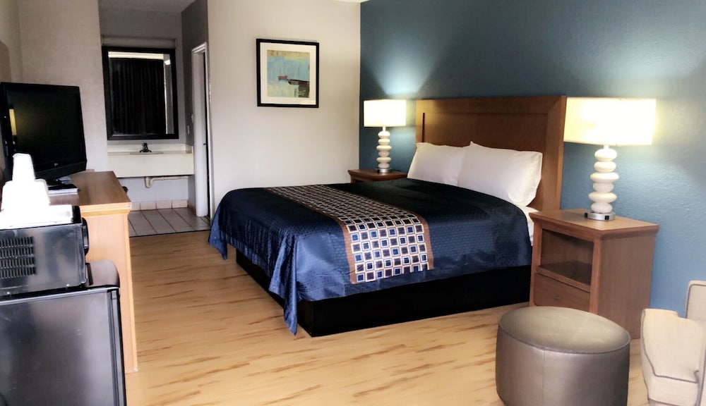 Standard Room, 1 King Bed, Non Smoking, Refrigerator & Microwave - Photo 1