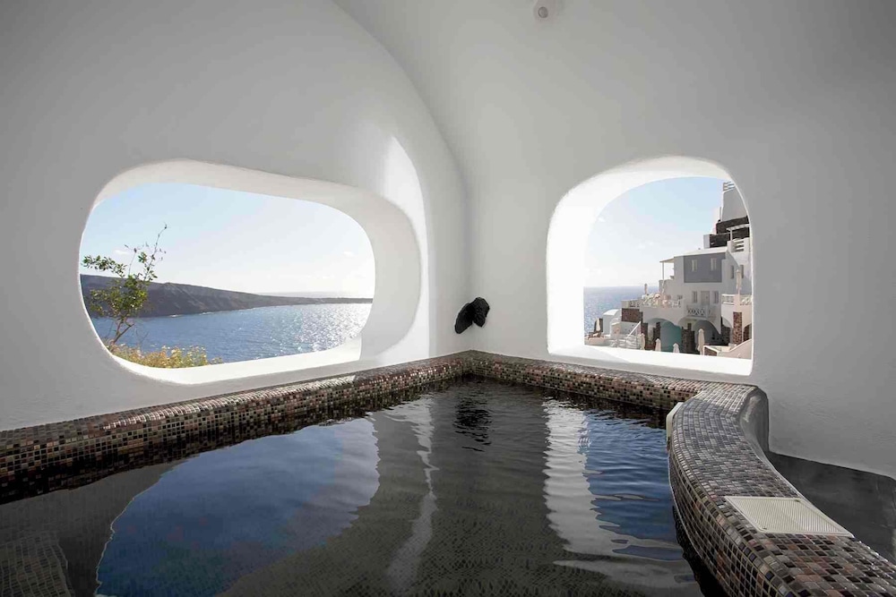 ArmonOia Cave House Outdoor Tub