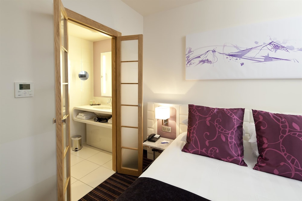 Standard Room, 1 Queen Bed, Non Smoking - Photo 10