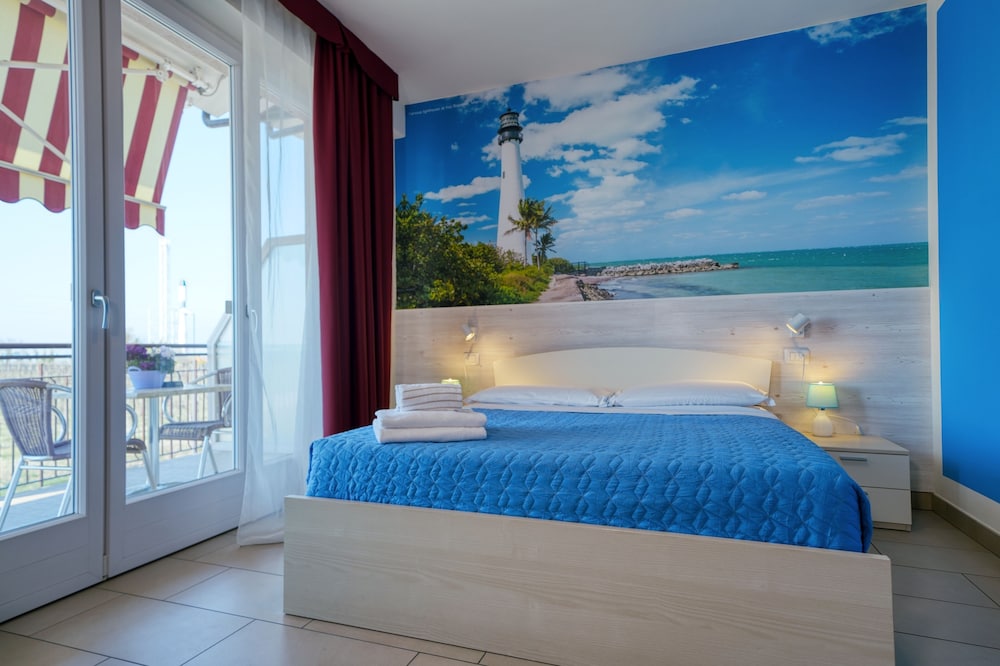 Double Room, Balcony, Partial Lake View photo 1