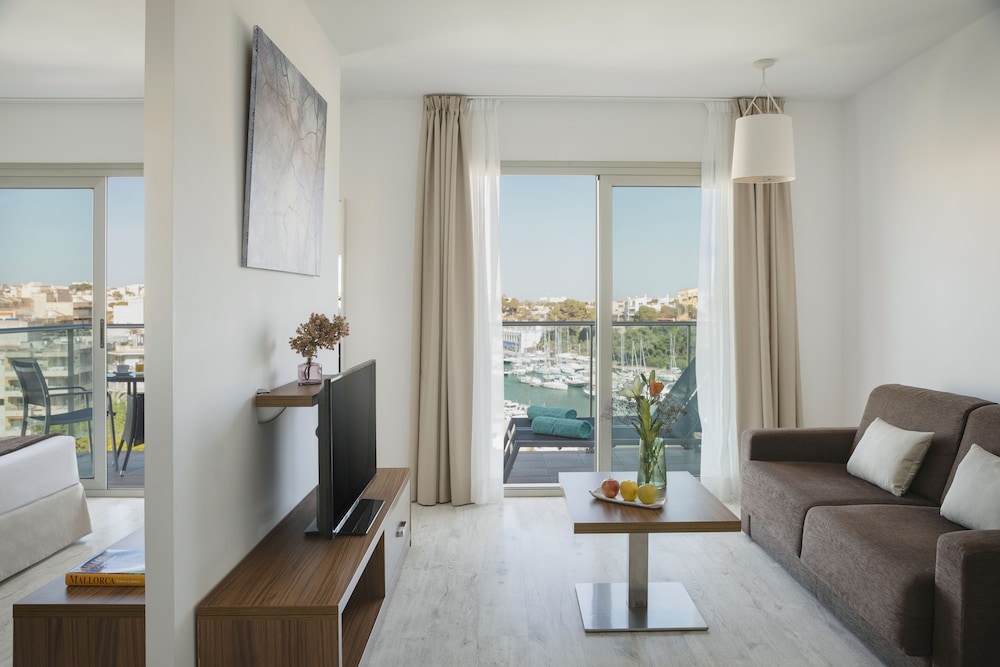 Standard Apartment, 1 Bedroom, Balcony, Harbor View thumbnail 5