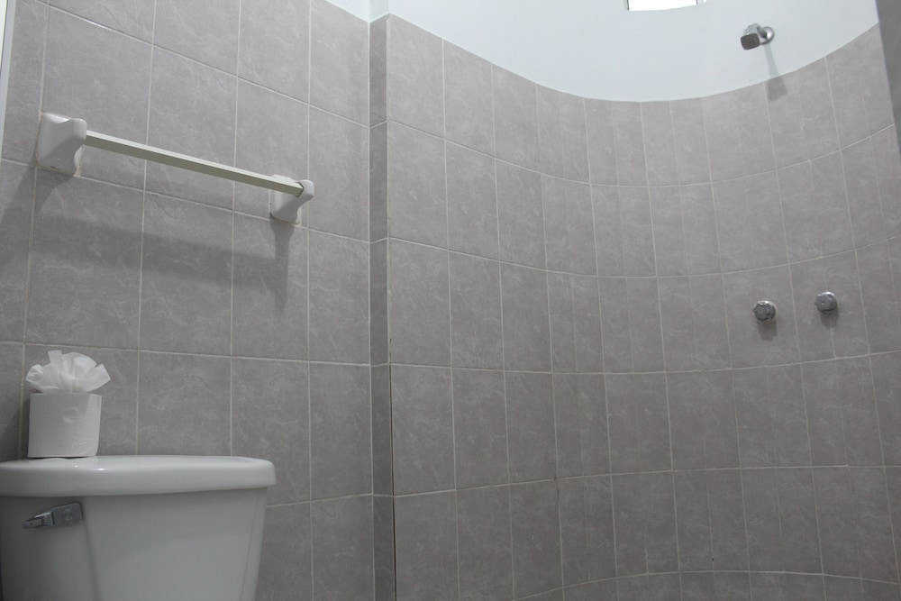 Basic Twin Room - Photo 11