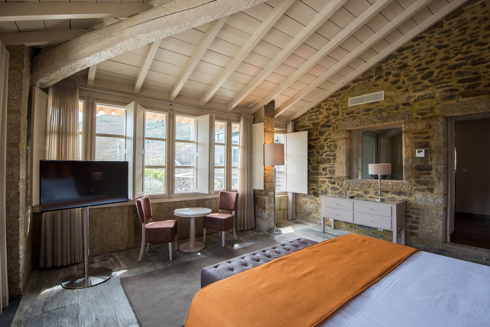 Suite - Photo 11