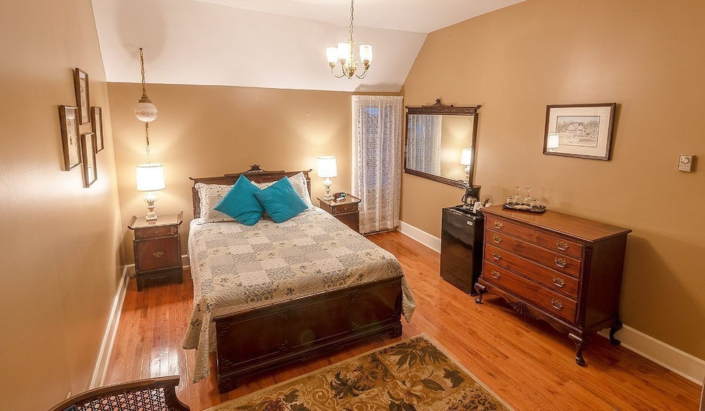 Standard Room, 1 Queen Bed, Garden View