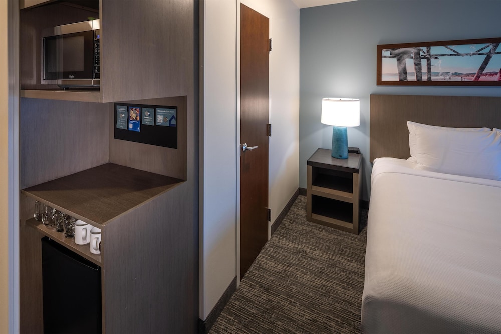 Room, 1 King Bed (Space Needle View) photo 1