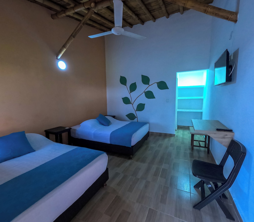 Standard Room, Multiple Beds photo 2