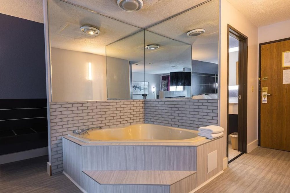 1 King Suite Jacuzzi, Non Smoking - Photo 2
