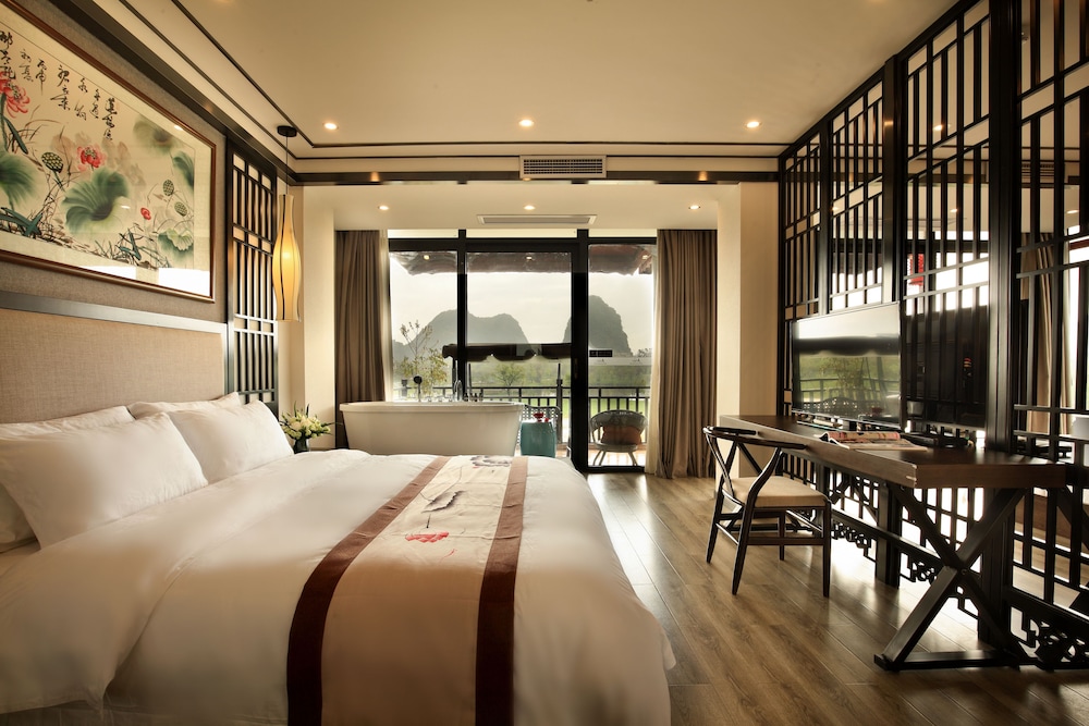 Deluxe Suite, 1 Bedroom, Bathtub, Hill View photo 3