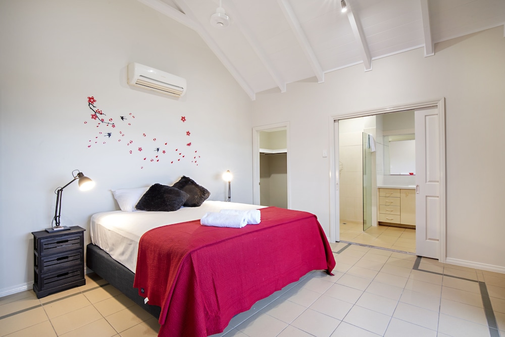 Multi Level Spacious Ocean View Villa photo 3