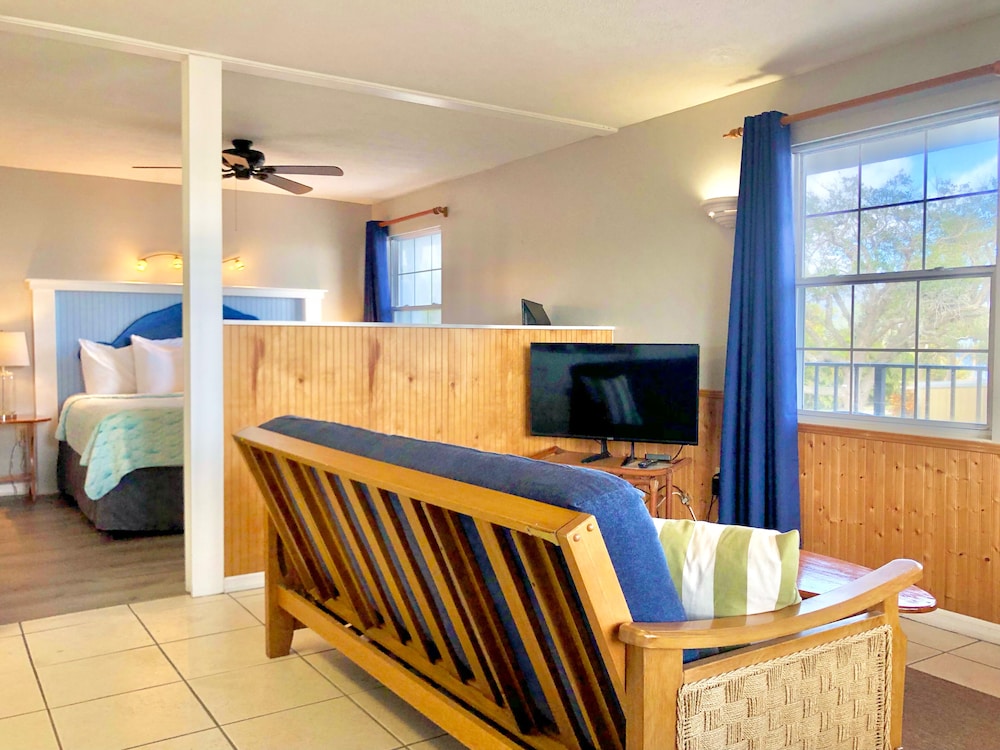 Deluxe Room, 1 King Bed, River View photo 2