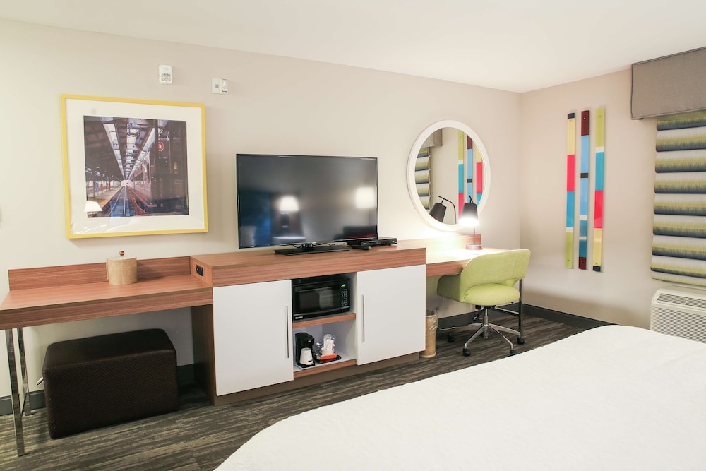 Room, 1 King Bed, Accessible (Mobility & Hearing, Roll-in Shower) photo 2