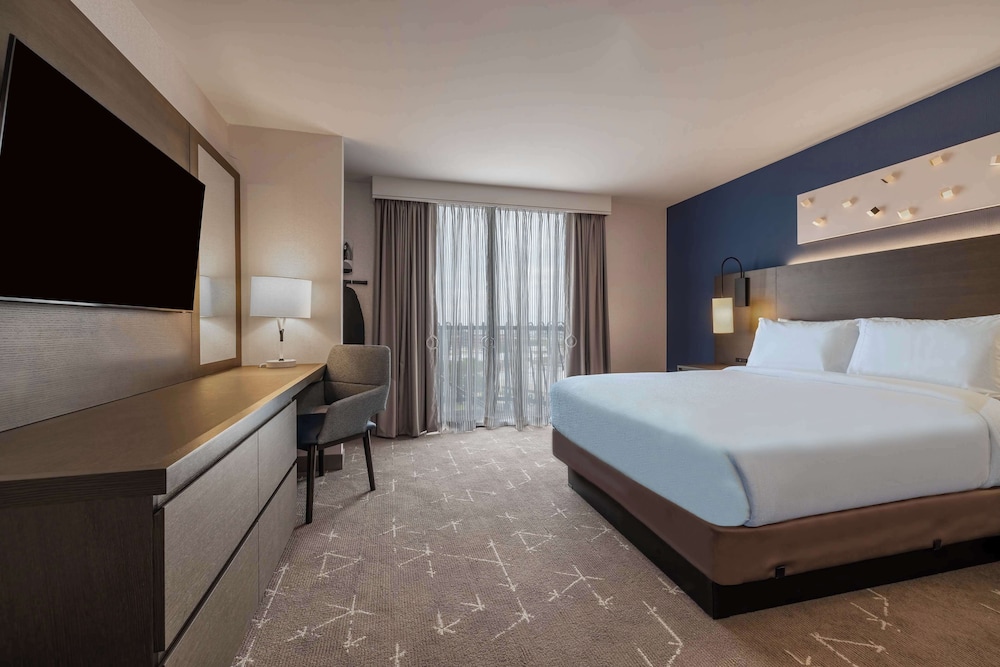 Suite, 1 King Bed, Accessible, Bathtub photo 2