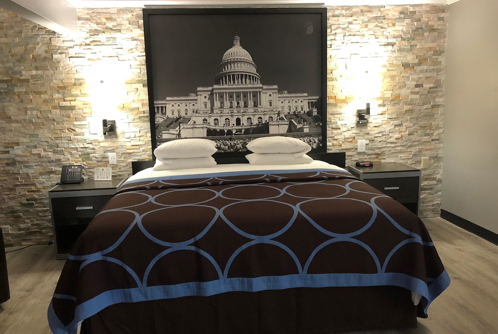 Standard Room, 1 King Bed, Non Smoking, Refrigerator - Photo 2