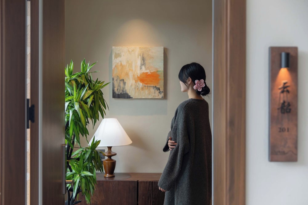 Comfort Suite, Hill View