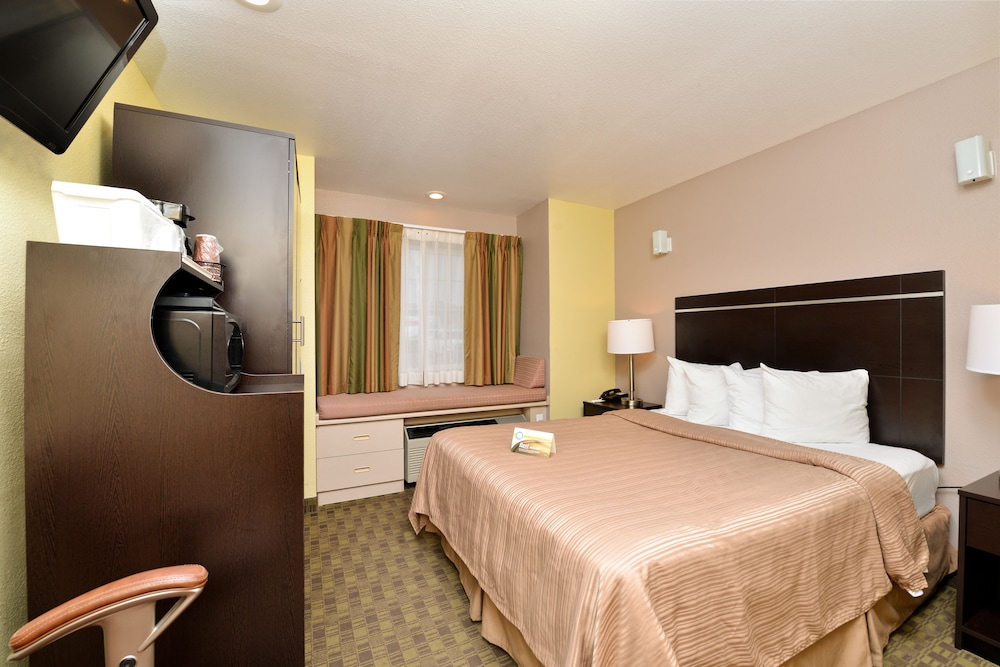 Standard Room, 1 Queen Bed, Non Smoking - Photo 8