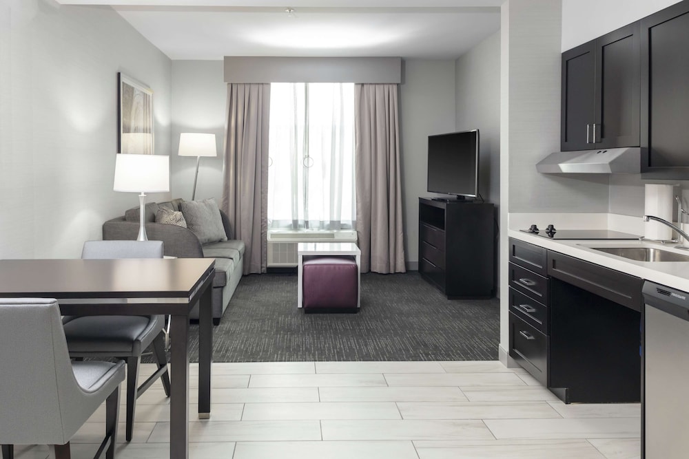 Suite, 1 King Bed, Accessible (Roll-In Shower) photo 3