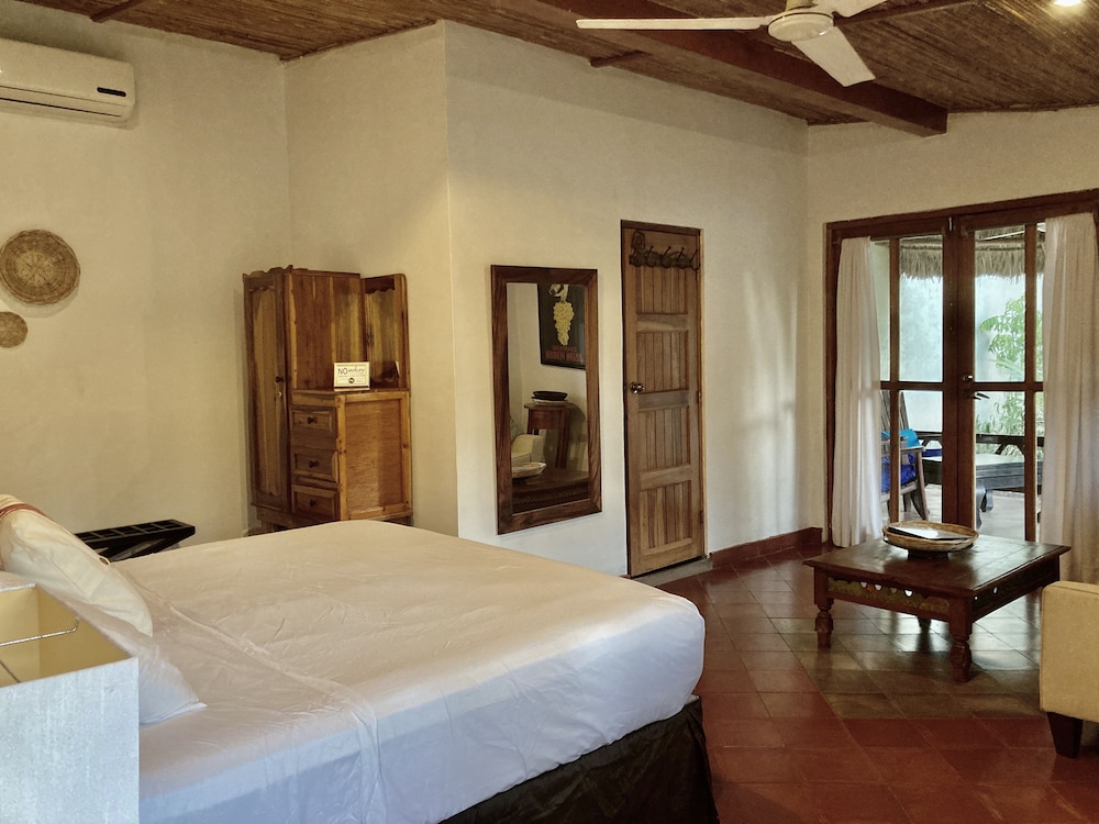 Deluxe Room, 1 King Bed, Patio, Pool View photo 2