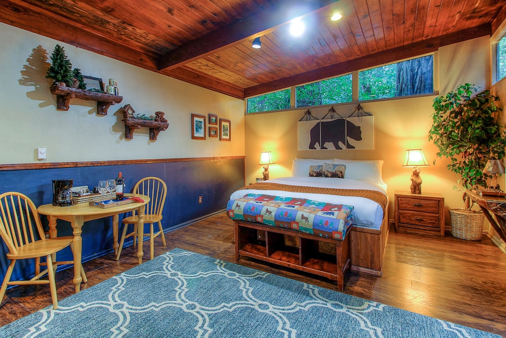 Deluxe Cabin, 1 King Bed, Kitchenette, Mountain View (pets not allowed)