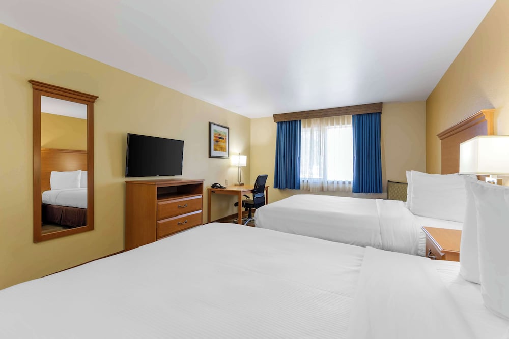 Standard Room, 2 Queen Beds, Non Smoking, Refrigerator & Microwave photo 2