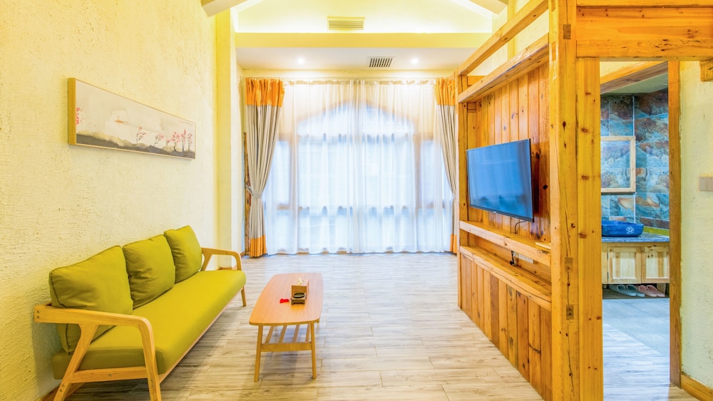Deluxe Family Room, River View photo 3