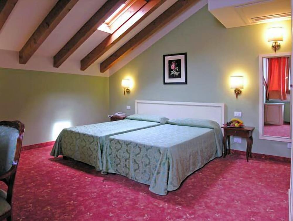 Family Attic Room - Photo 3