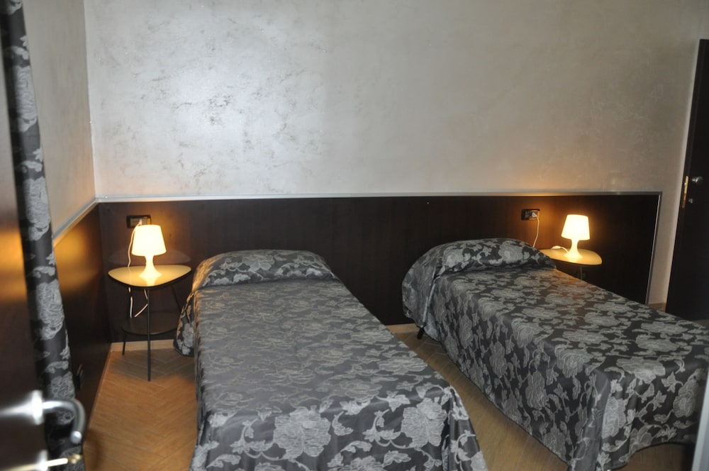 Double or Twin Room, Private Bathroom photo 3