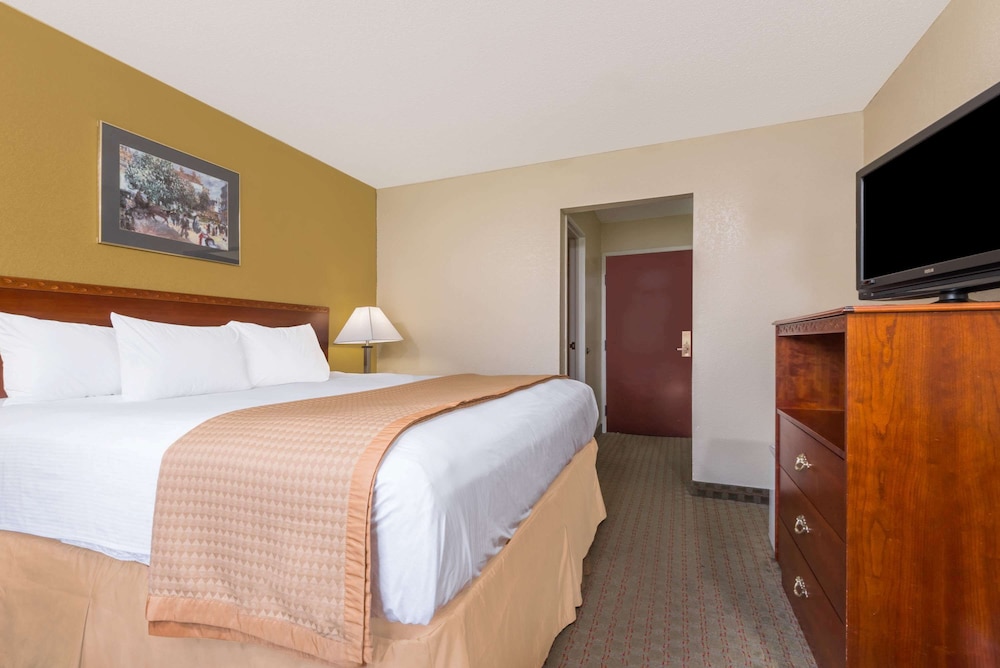 Standard Room, 1 King Bed, Non Smoking - Photo 1
