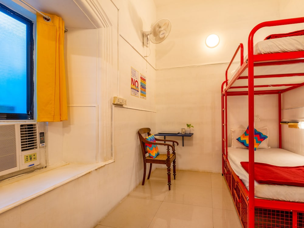 Bed In 6 Bed Mixed AC Dormitory Room With Ensuite Bathroom photo 3