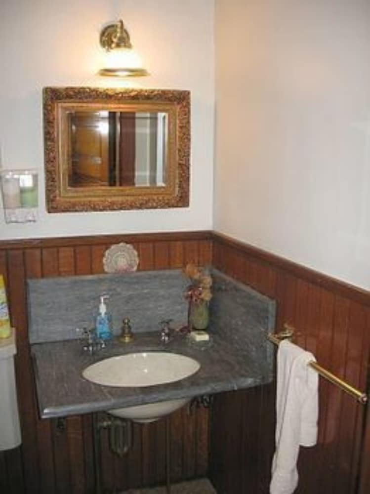 Room (Oatman room - shared bathroom) photo 2