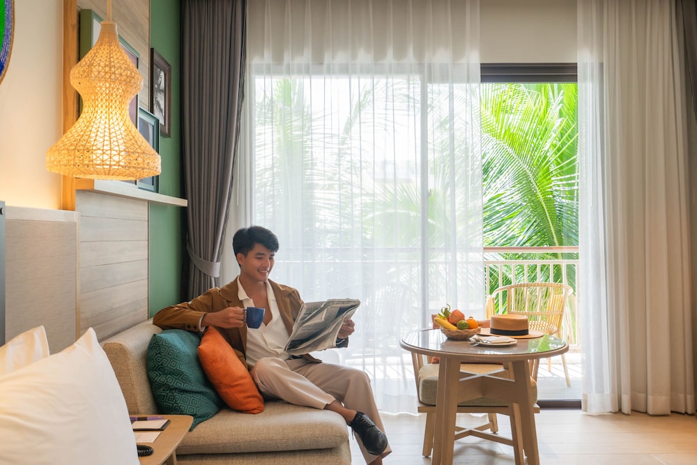 Standard Room, 1 King Bed, Balcony - Photo 6