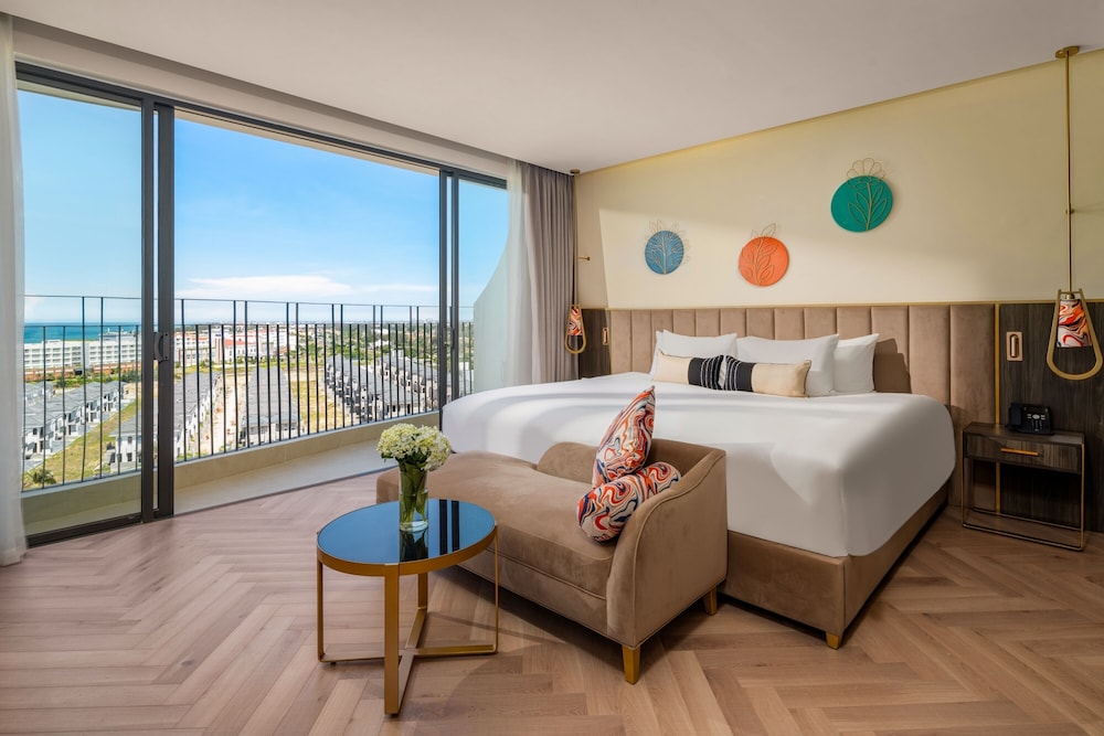 Premium Room, 1 King Bed - Photo 1