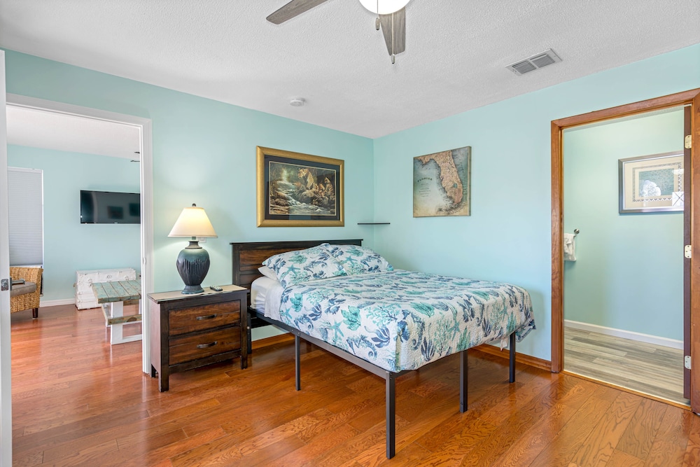 Upstairs Gulf Side One Bedroom (No Pets) photo 1